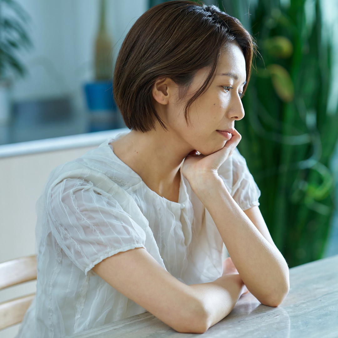 悩む女性